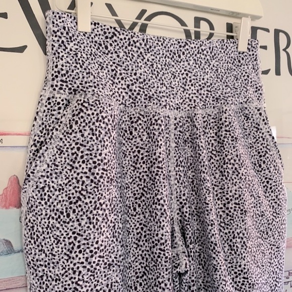 NWOT Old Navy Powersoft track pant in white + black dots size M - Picture 4 of 6